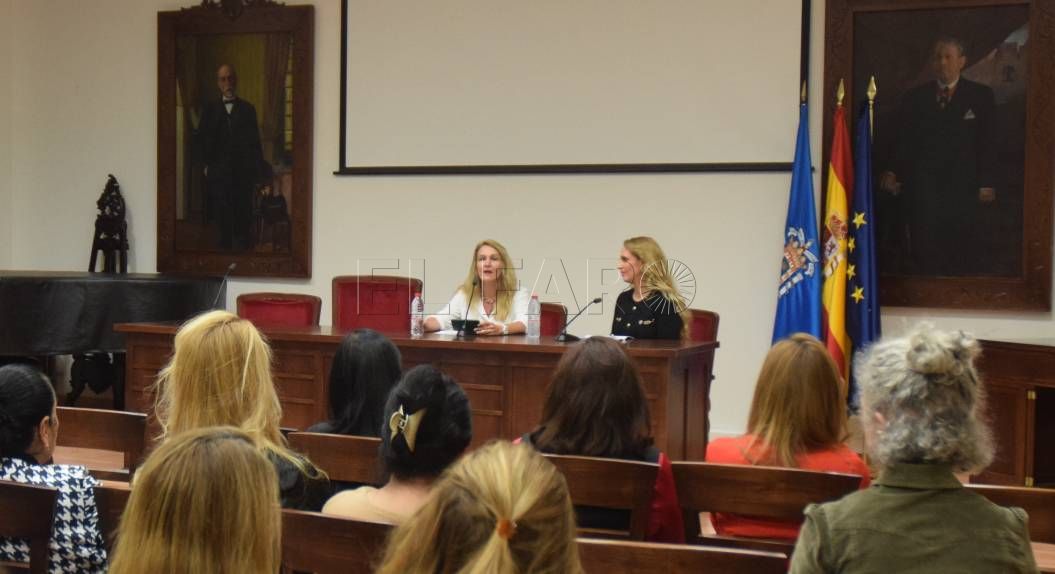 La conferencia 'La mujer y el peso de la tradición' reflexiona sobre el rol femenino en las distintas culturas