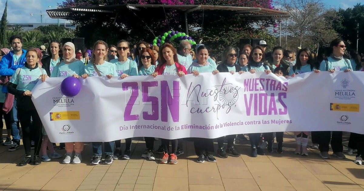 Casi un centenar de melillenses marchan juntos por la Eliminación de la Violencia hacia la Mujer