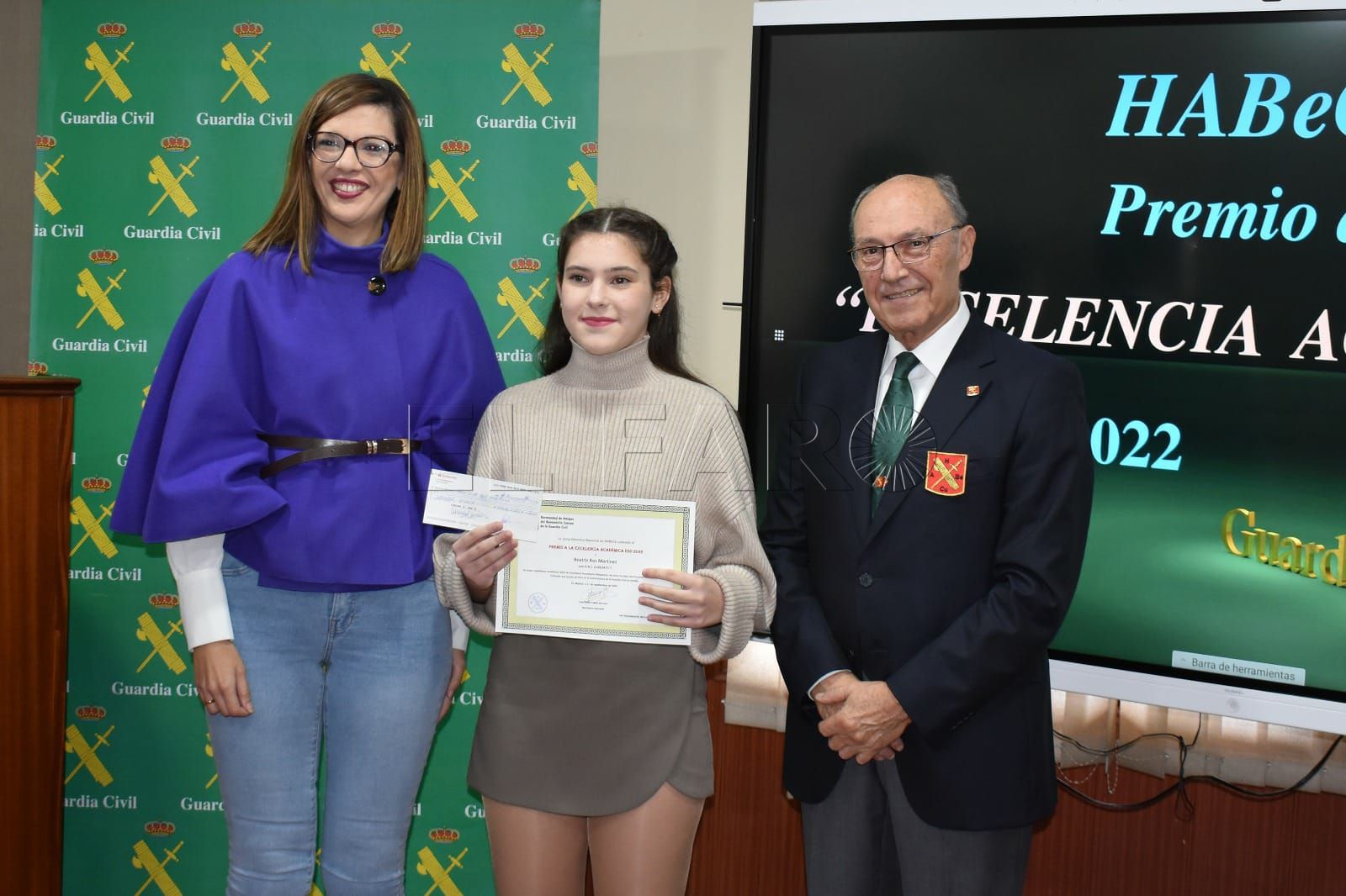 La alumna Ros Martínez recibe el premio de excelencia académica
