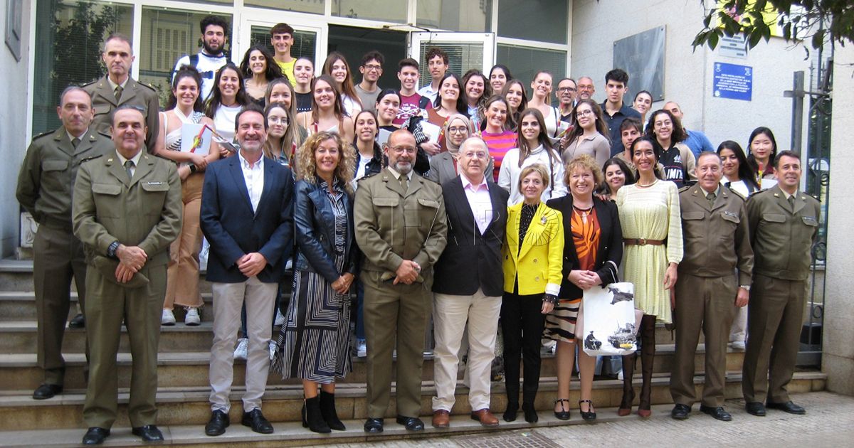 Decanos y alumnos del Campus Universitario visitan la Delegación de Defensa
