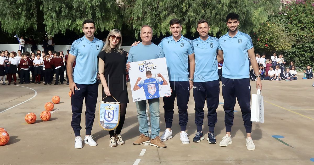 Bonita visita de la UD Melilla al CEIP Pedro de Estopiñán