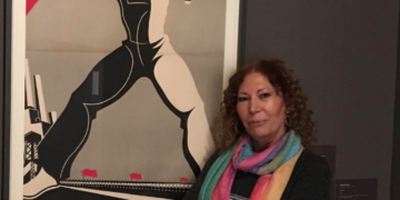 La directora posando junto a uno de los famosos carteles de Helio Gómez, el protagonista de su documental.
