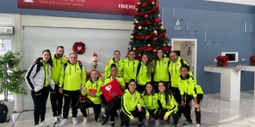 La expedición melillense, momentos antes de partir hacia tierras peninsulares para afrontar el partido de octavos de final de la Copa de SM La Reina.