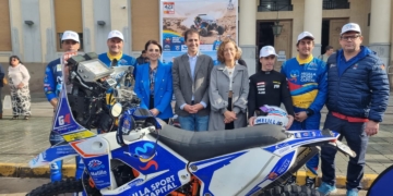 La Plaza de España, con el Palacio de la Asamblea de fondo, fue el lugar elegido para presentar a los participantes melillenses en el Dakar 2023.
