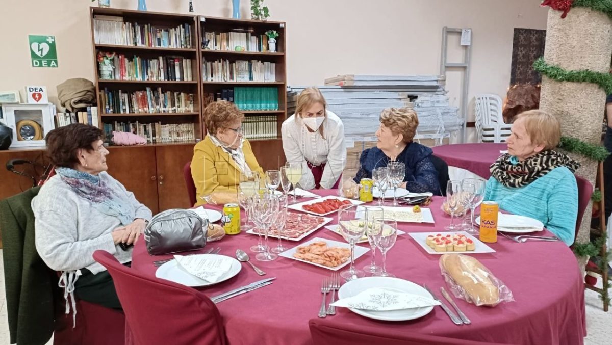 Francisca Maeso asiste a la comida de Navidad del Centro de día San Francisco de Melilla