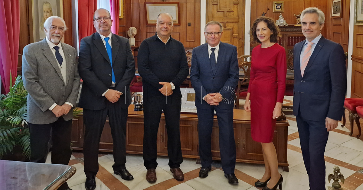 Representantes del Colegio Oficial de Aparejadores de Málaga y Melilla se reúnen con De Castro