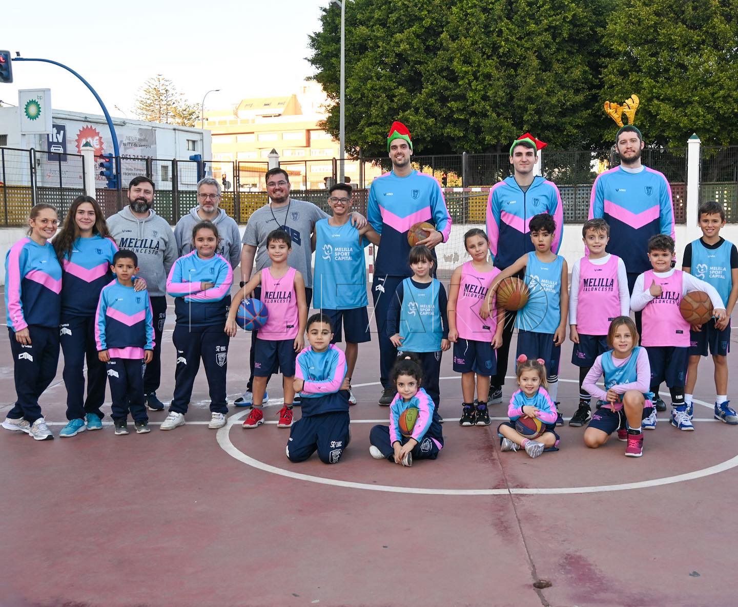 La primera plantilla del Melilla Baloncesto visita a los equipos de cantera