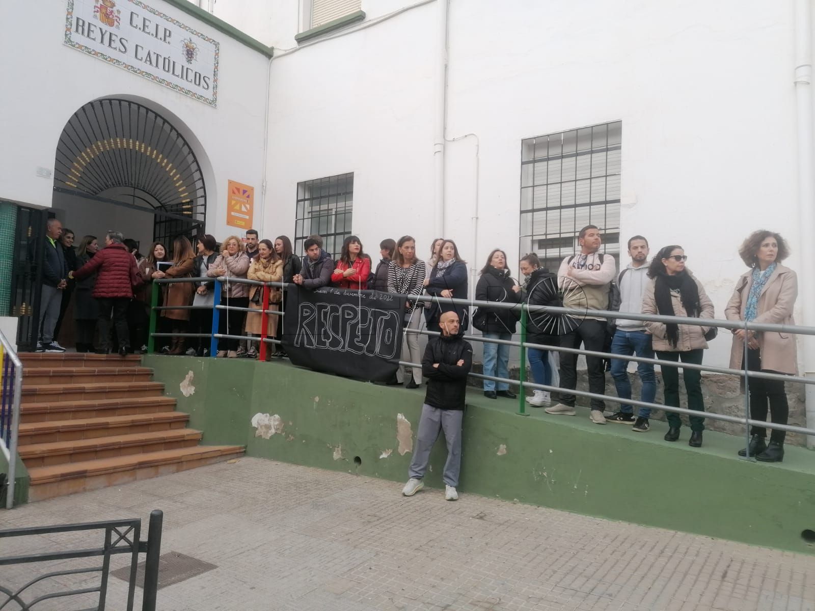 Profesores del CEIP Reyes Católicos se manifiestan exigiendo respeto