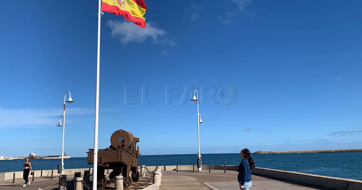La Enseña Nacional luce por primera vez en el Dique Sur