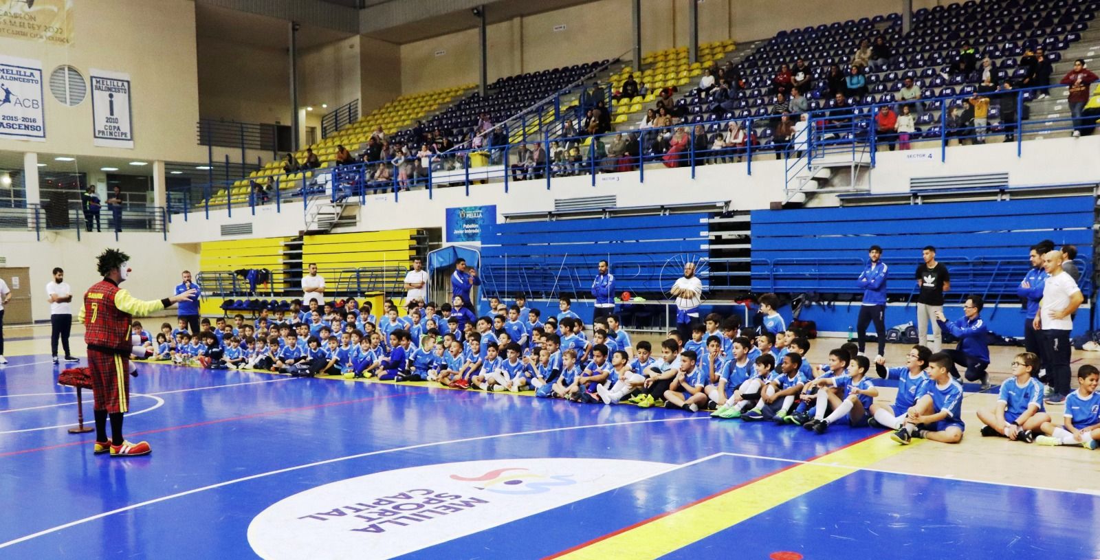 Sarapín hace disfrutar a los jóvenes futbolistas de la Fundación de la RFMF