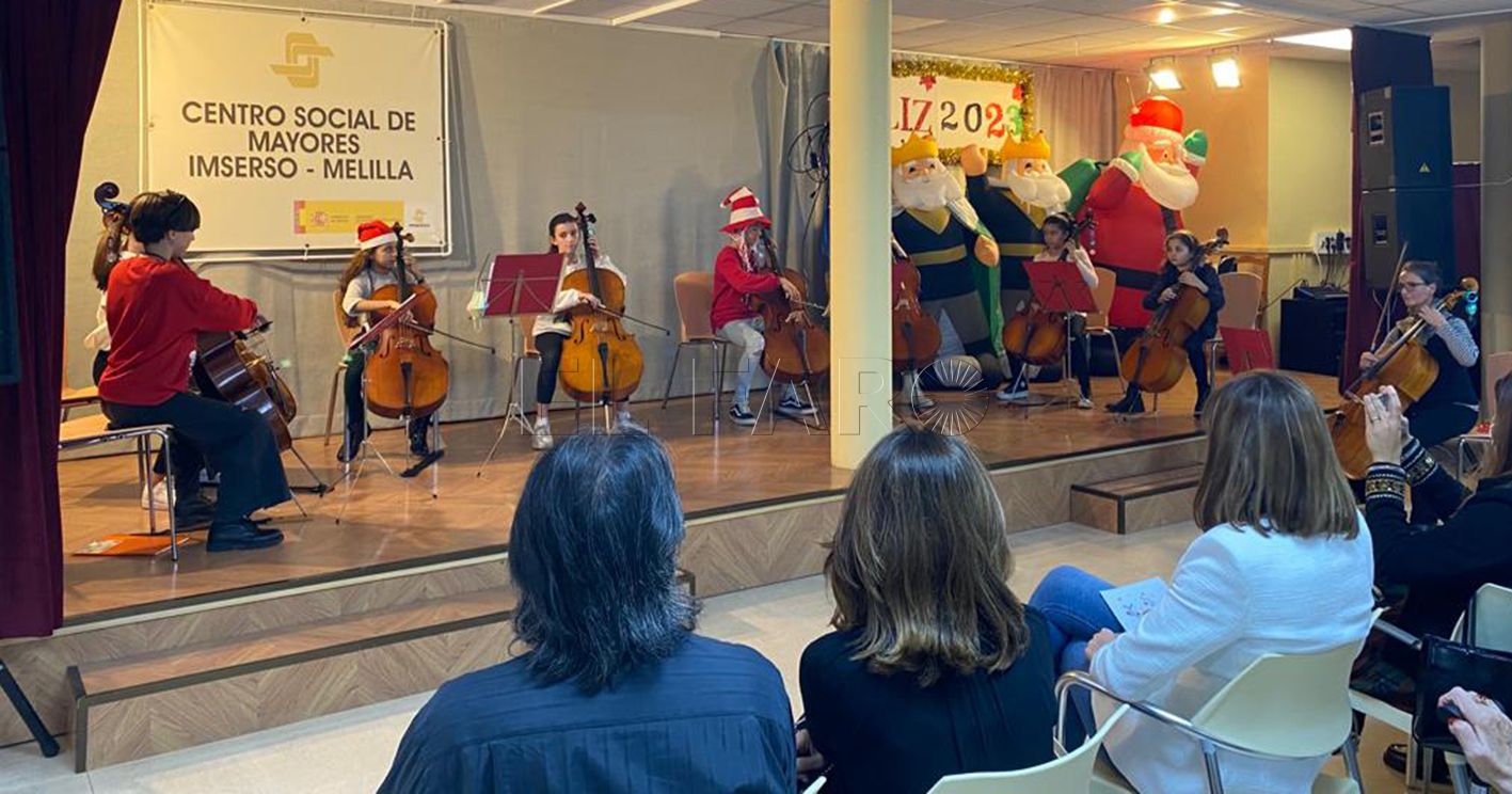 Estudiantes del Conservatorio acercan la música a los mayores del Centro Social