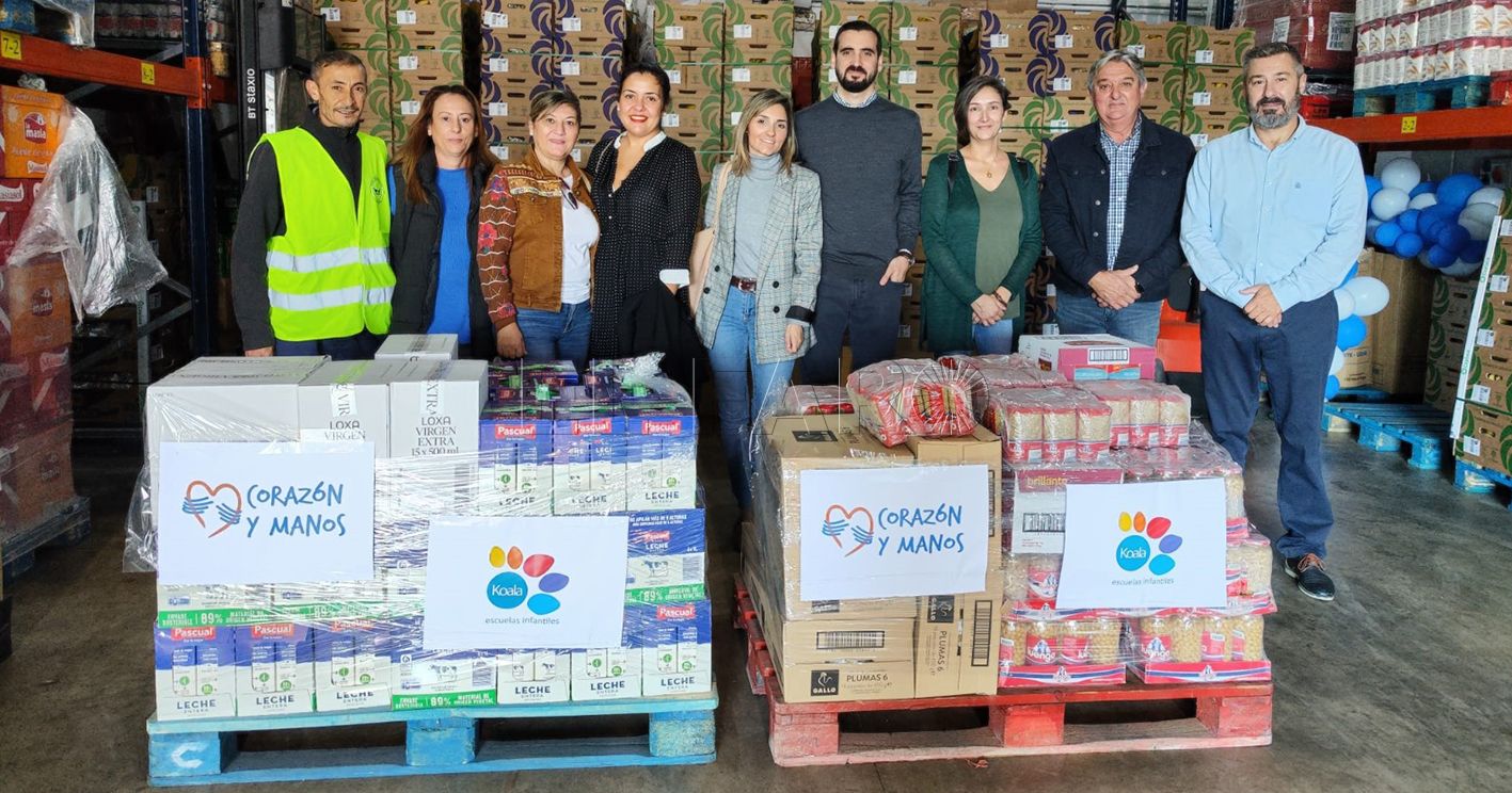 Las trabajadoras de la escuela infantil Infanta Leonor donan los premios del Belén al Banco de Alimentos