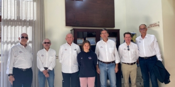 La joven regatista melillense, que en el pasado mes de noviembre consiguió proclamarse campeona del mundo Techno 293 Sub17, junto al presidente y varios directivos del RCMM.