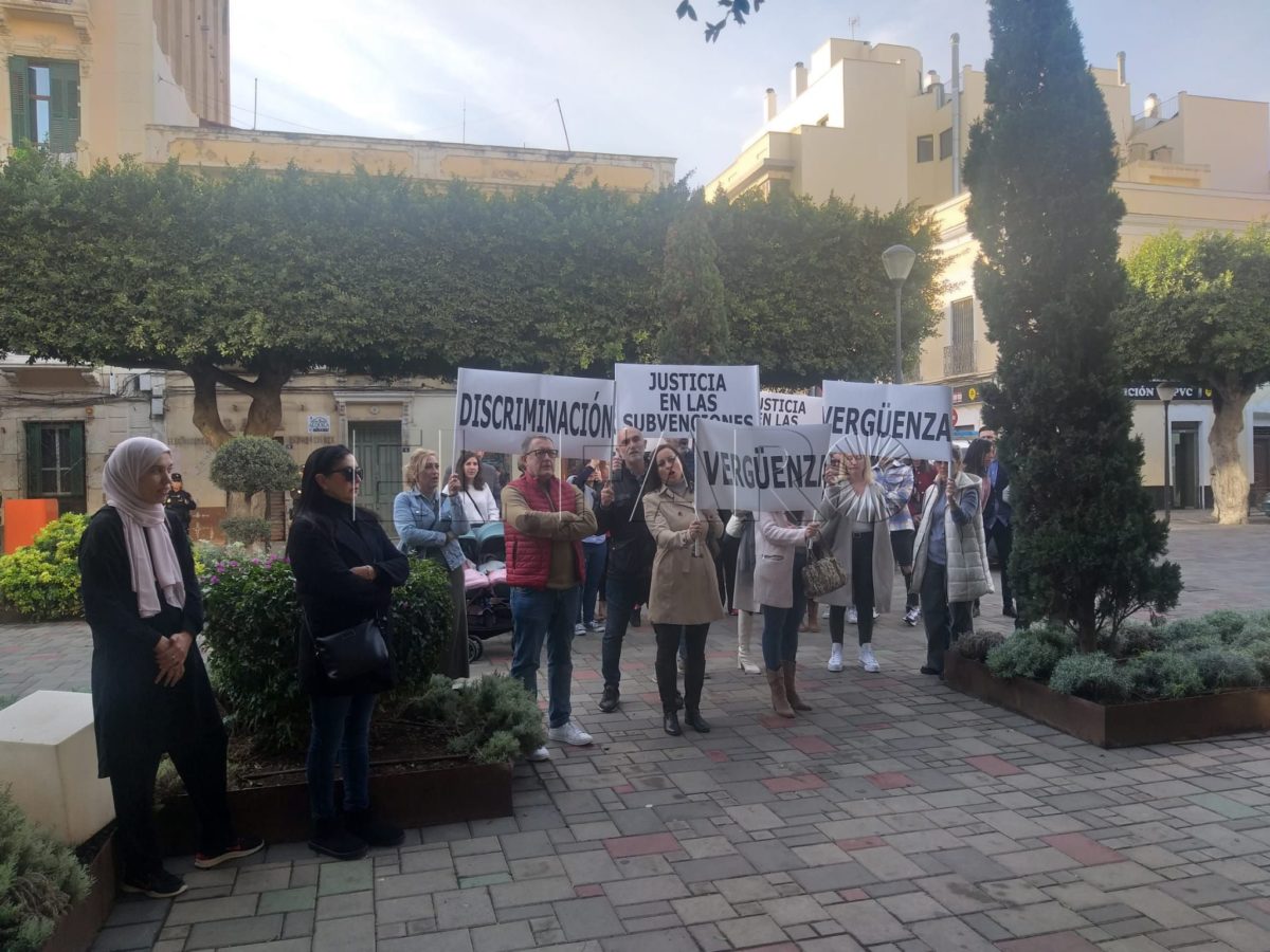 Decenas de miembros de TeAma Melilla protestan por el reparto de las subvenciones públicas