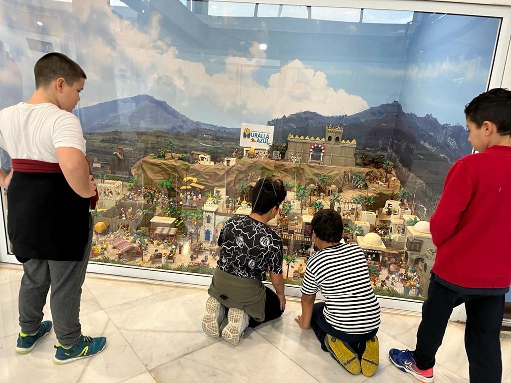 Muralla Azul monta un Belén de playmobil en la terminal del aeropuerto