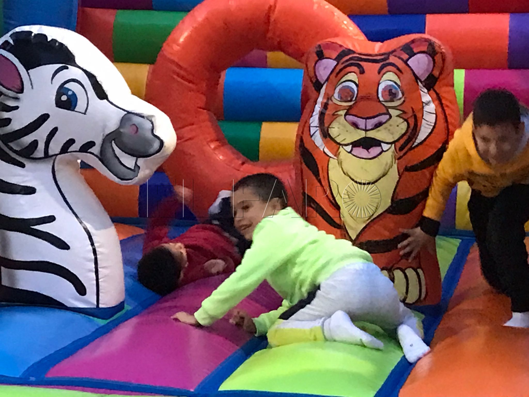 Los niños disfrutan de los juegos organizados por Zona Centro