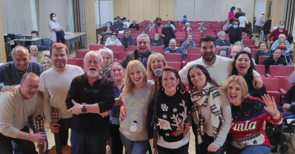La Escuela de Flamenco inunda de villancicos la Residencia de Mayores