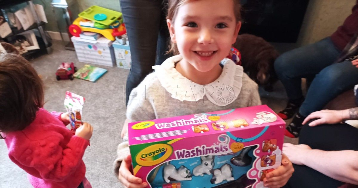 Papá Noel trae la ilusión de la Navidad a los más pequeños de Melilla