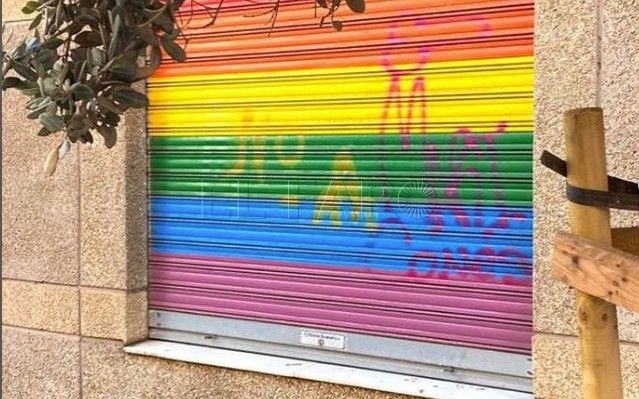 La Asociación Pro Derechos Humanos de Melilla denuncia ante la Fiscalía las pintadas homófobas en la sede de Amlega