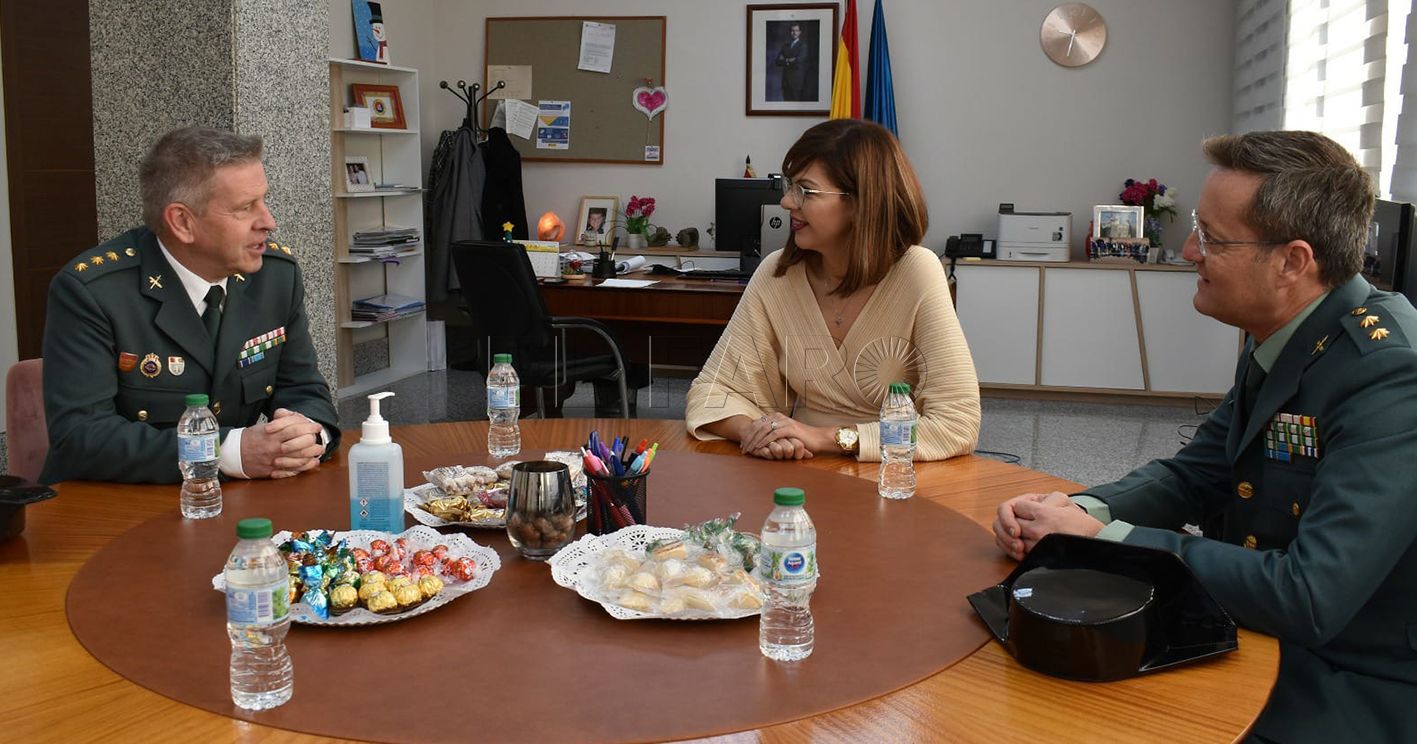 El coronel de la Guardia Civil se reúne con Moh y De Castro