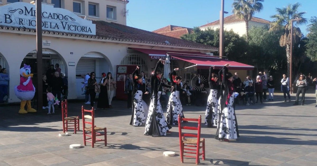 Productos artesanales y baile flamenco animan el Mercado de la Victoria