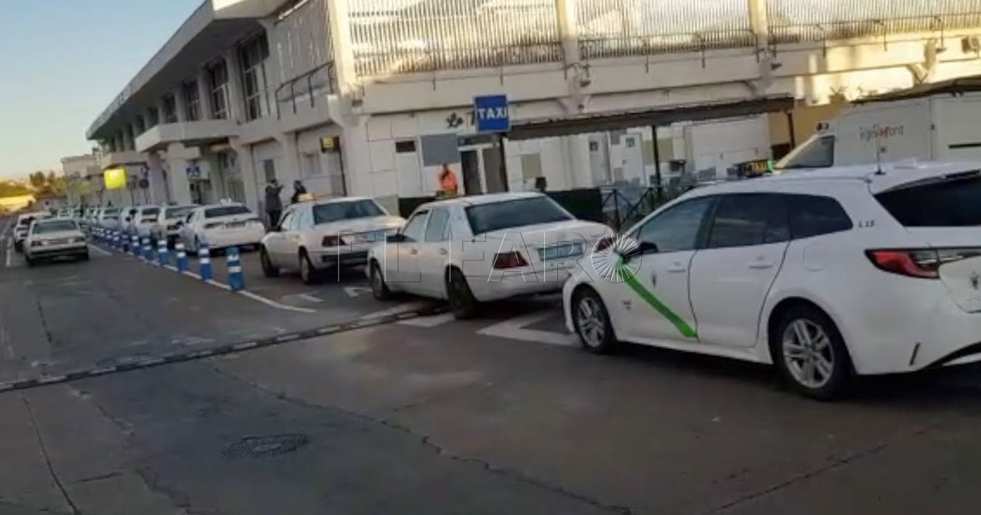 Los taxistas no ven "viable" una línea de autobús al aeropuerto