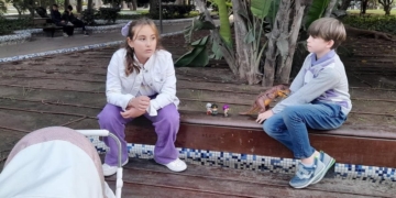 En la imagen los más pequeños del elenco: Valentina Avellaneda y César H. Cortés.