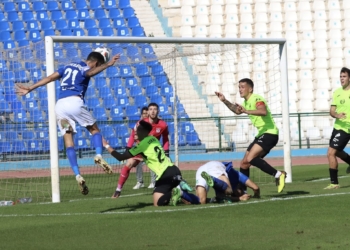 Jordan Hernández remata de cabeza en una de las acciones de ataque frente al filial pepinero.