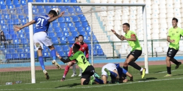 Jordan Hernández remata de cabeza en una de las acciones de ataque frente al filial pepinero.