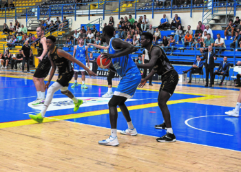 Imagen del encuentro disputado en la primera vuelta en el pabellón Javier Imbroda Ortiz y que finalizó con victoria de la escuadra melillense por un resultado final de 95-69.