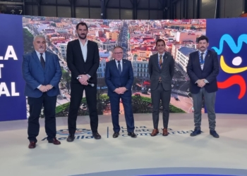 Almansa y Garbajosa, presidentes de la FMB y de la FEB, junto a De Castro, presidente de la CAM, Rachid Bussian, consejero de Deporte, y Alfonso Pérez