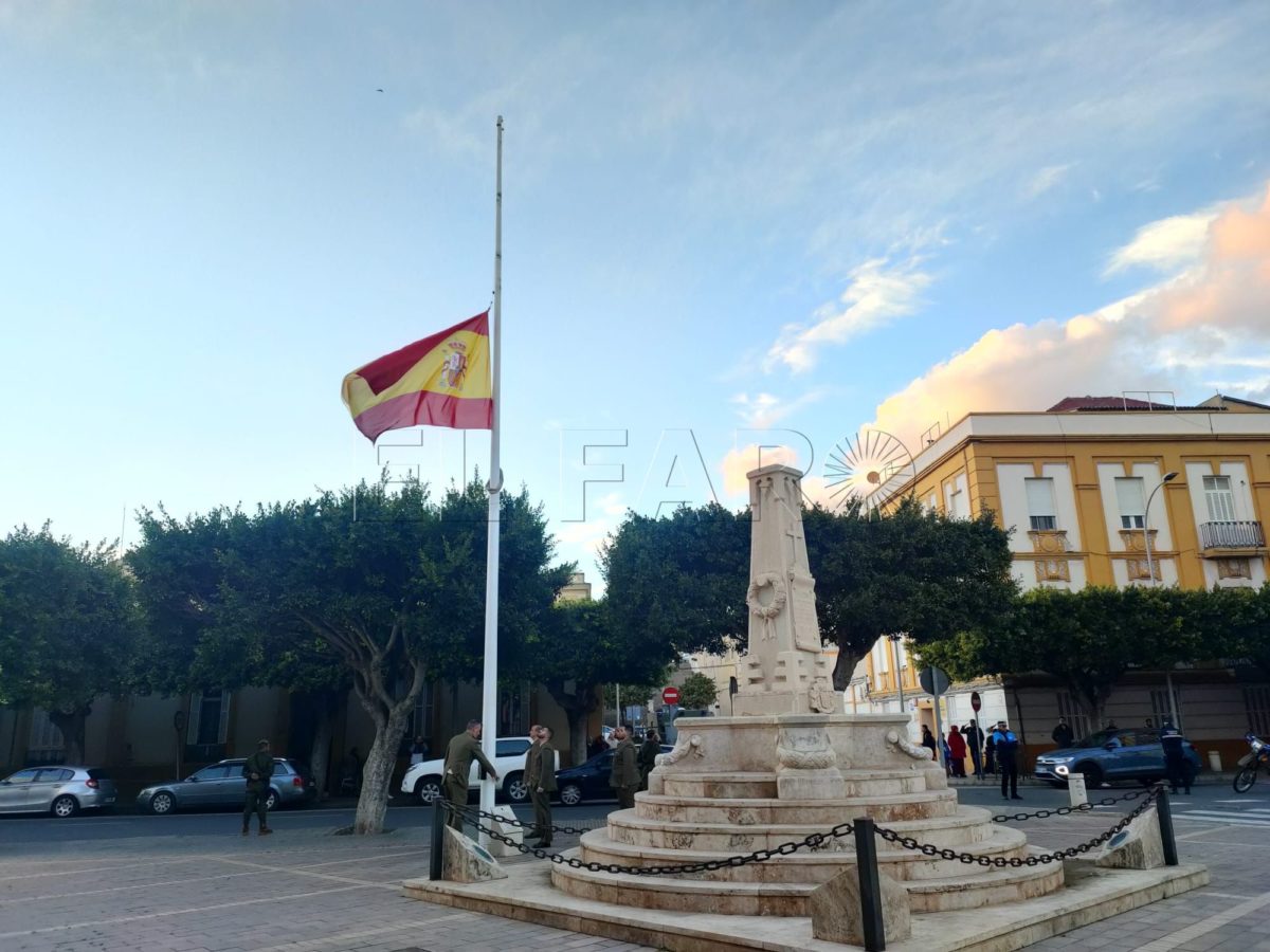 La Comgemel celebra el solemne acto mensual del arriado de bandera