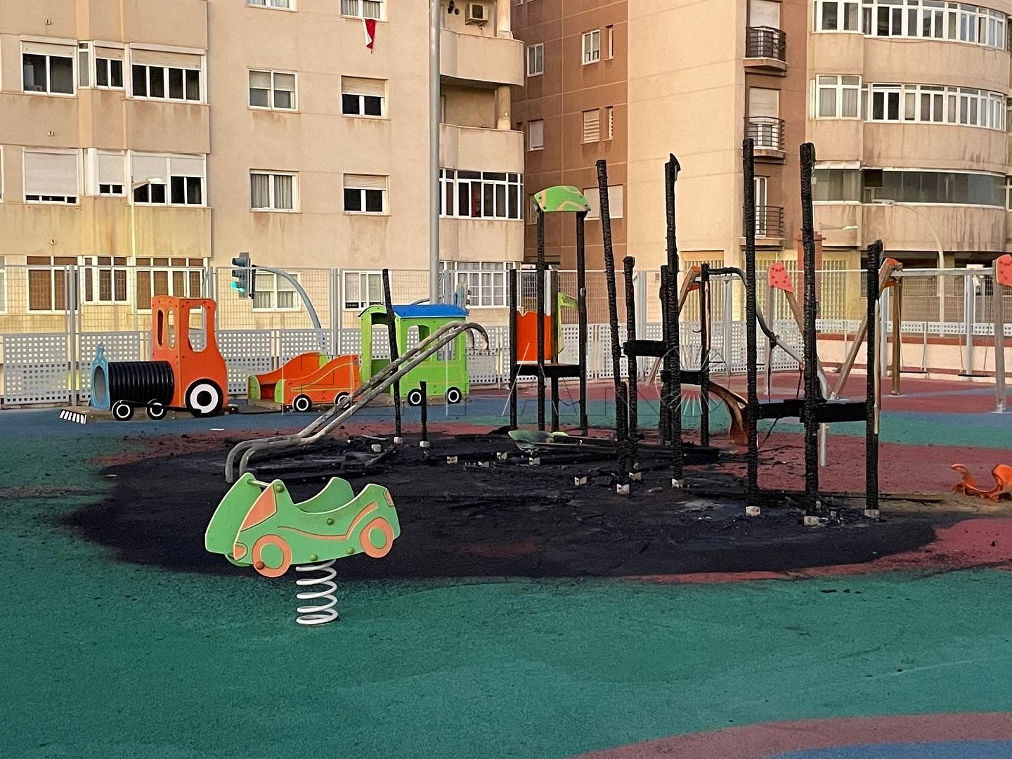 Incendian el suelo del parque de las viviendas Rusadir