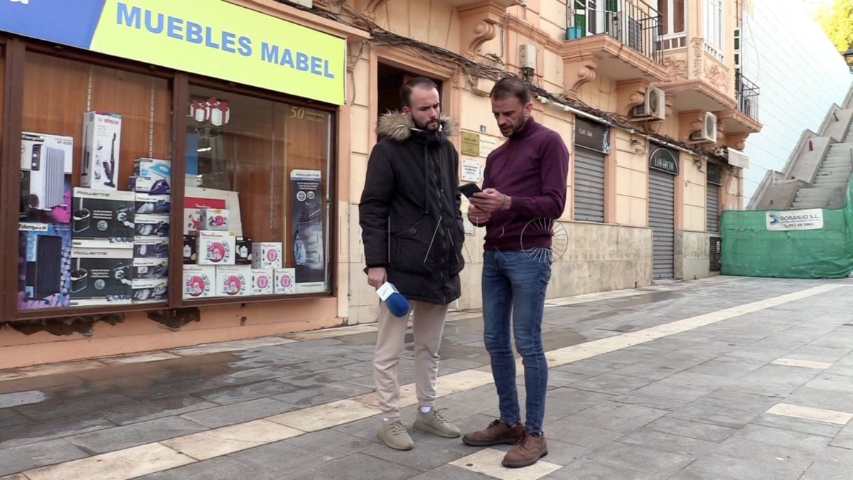 El comerciante Rubén Álvarez denuncia el mal estado de la calle López Moreno