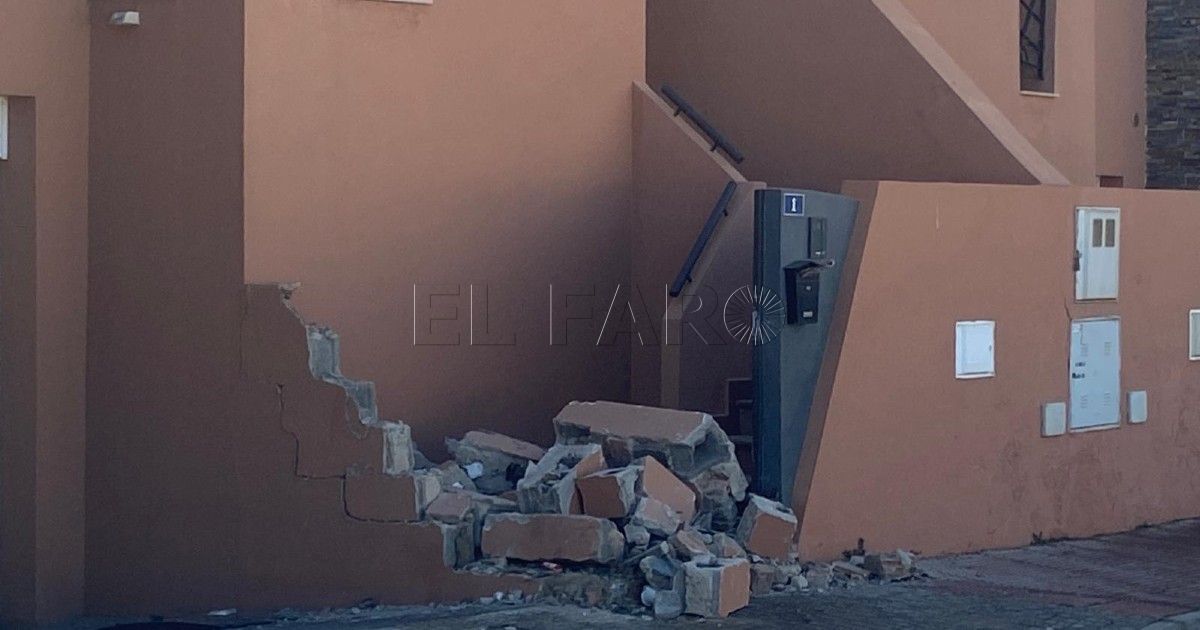 Una conductora estrella su coche contra el muro de una casa cerca del Lidl de Melilla