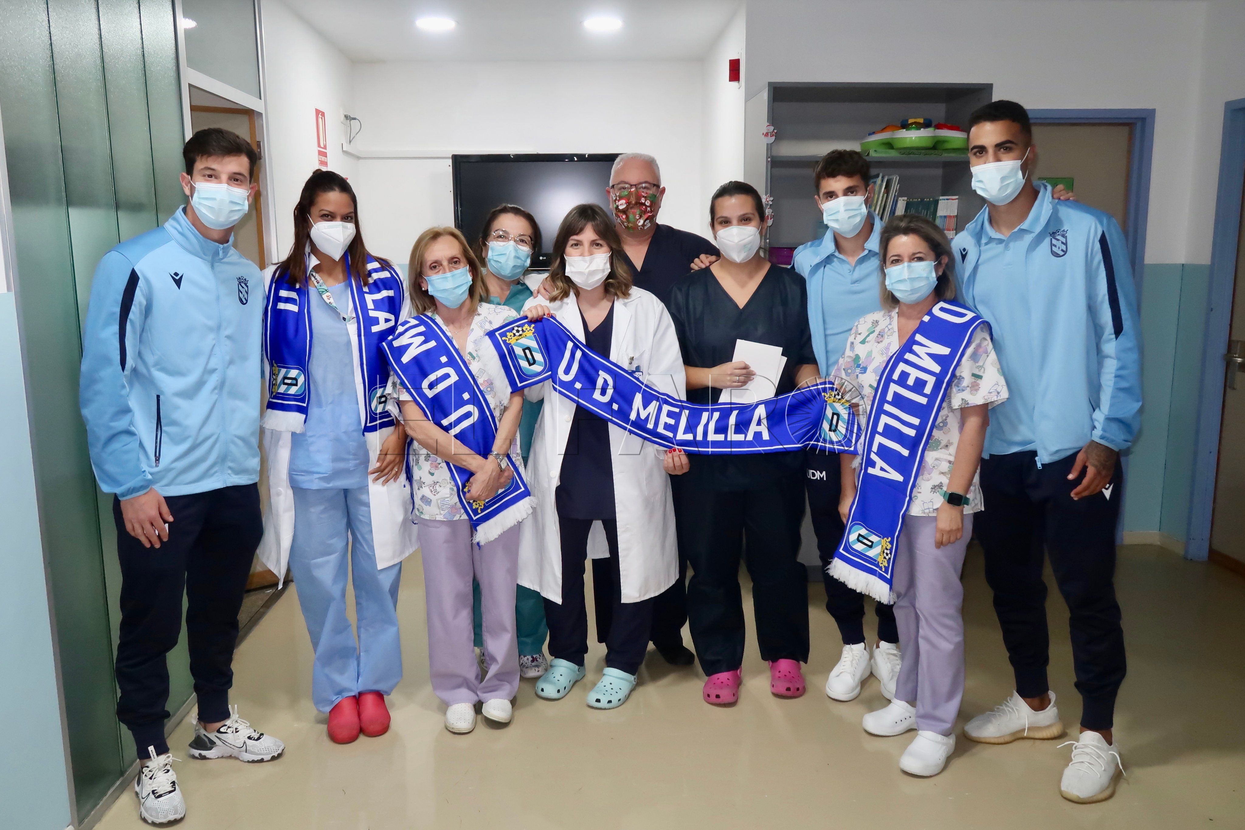 David Hernández, Nico Santos y Javi Díez visitan a los niños del Hospital Comarcal