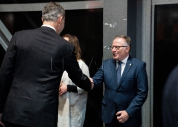 El Rey de España, Felipe VI, saluda al presidente de la Ciudad, Eduardo de Castro.