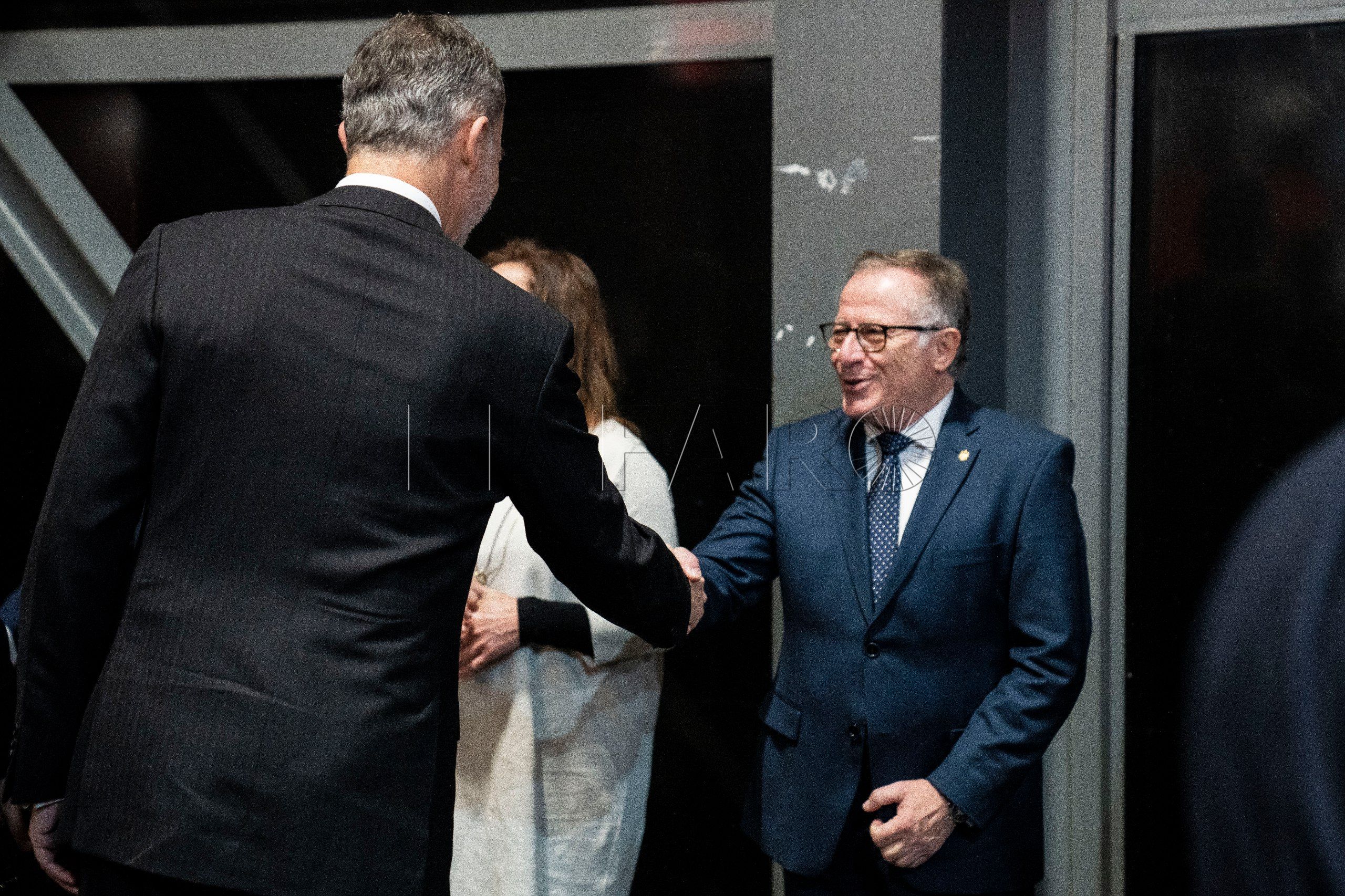 El Rey de España saluda al presidente de Melilla en la inauguración de Fitur 2023