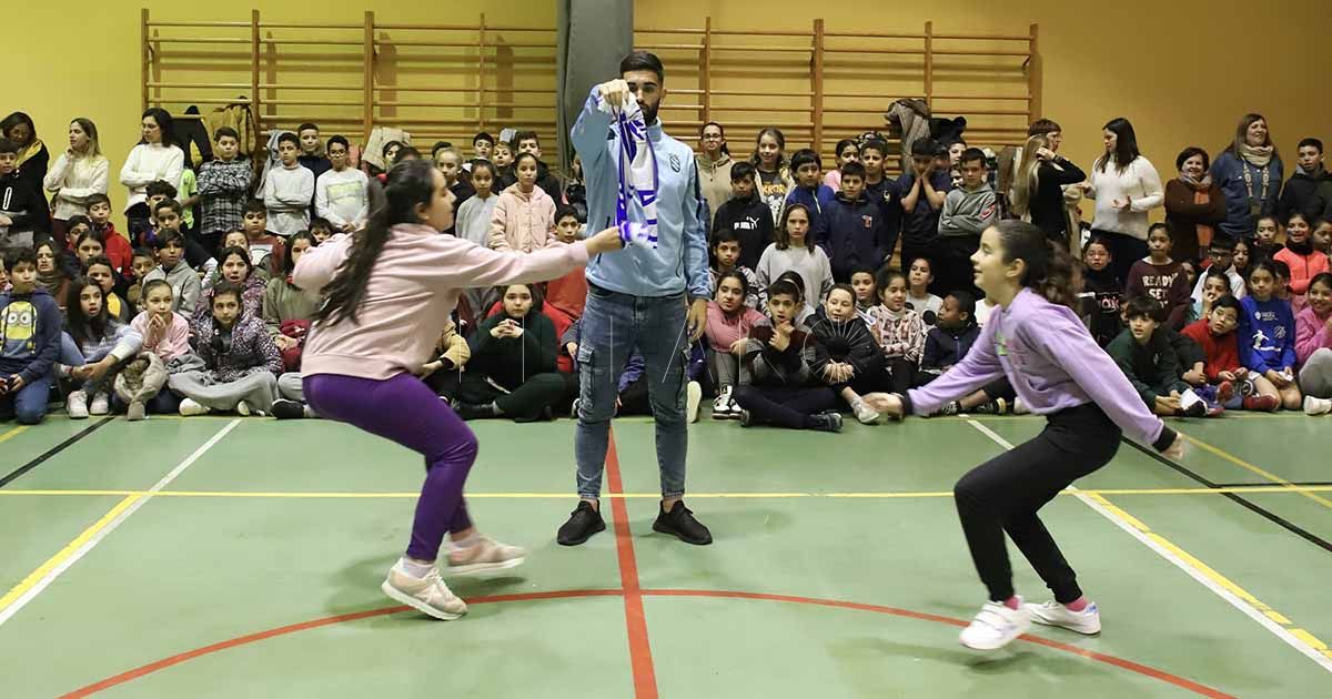 La Unión Deportiva Melilla desata la locura en el CEIP Juan Caro