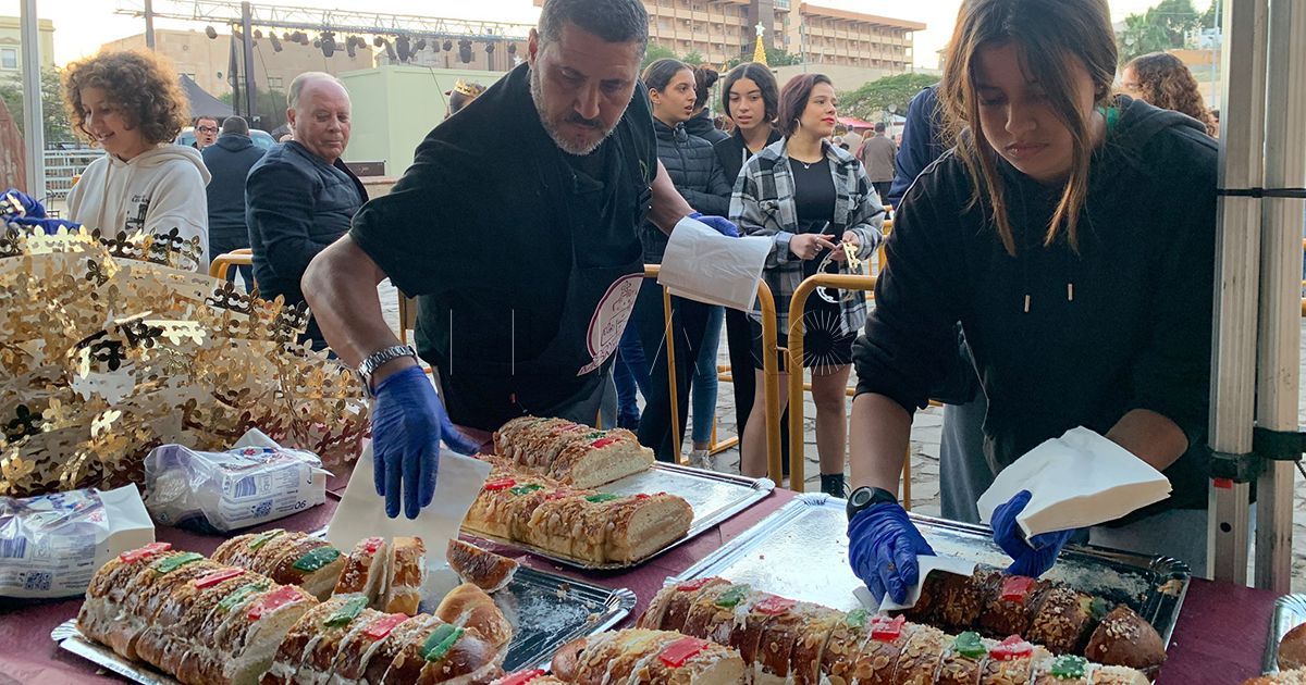 La chocolatada popular reparte 4.000 raciones de roscón entre los melillenses