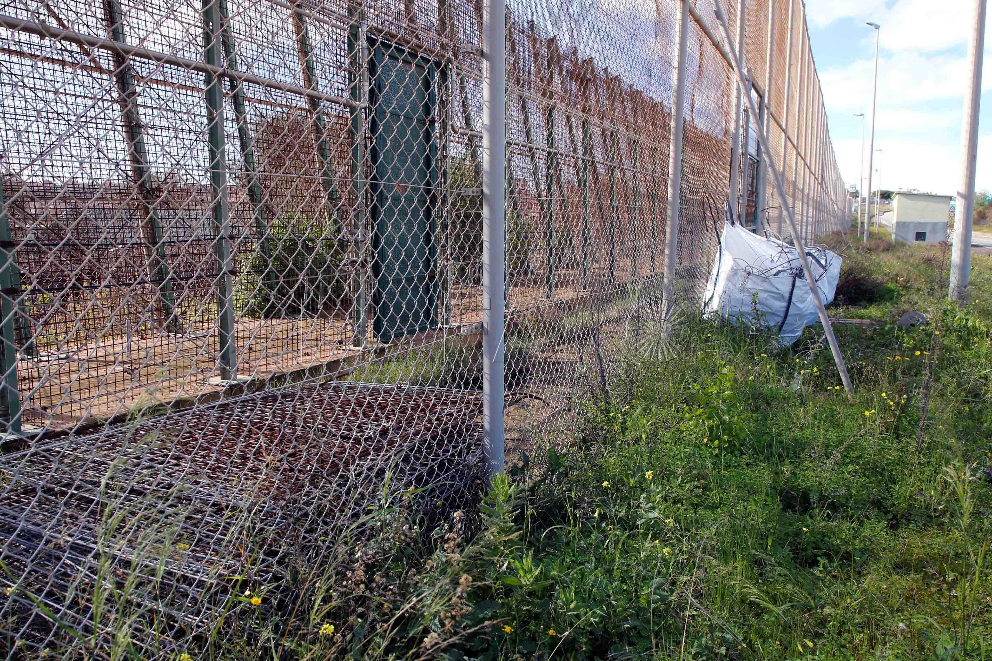 GRAF5487. MELILLA, 21/01/2020.- Trabajos de retirada de la sirga tridimensional o tercera valla fronteriza de Melilla, el entramado de cables de acero situado en la zona intermedia del perímetro, que fue instalado por el Gobierno de José Luis Zapatero en 2006. EFE/ F.G Guerrero