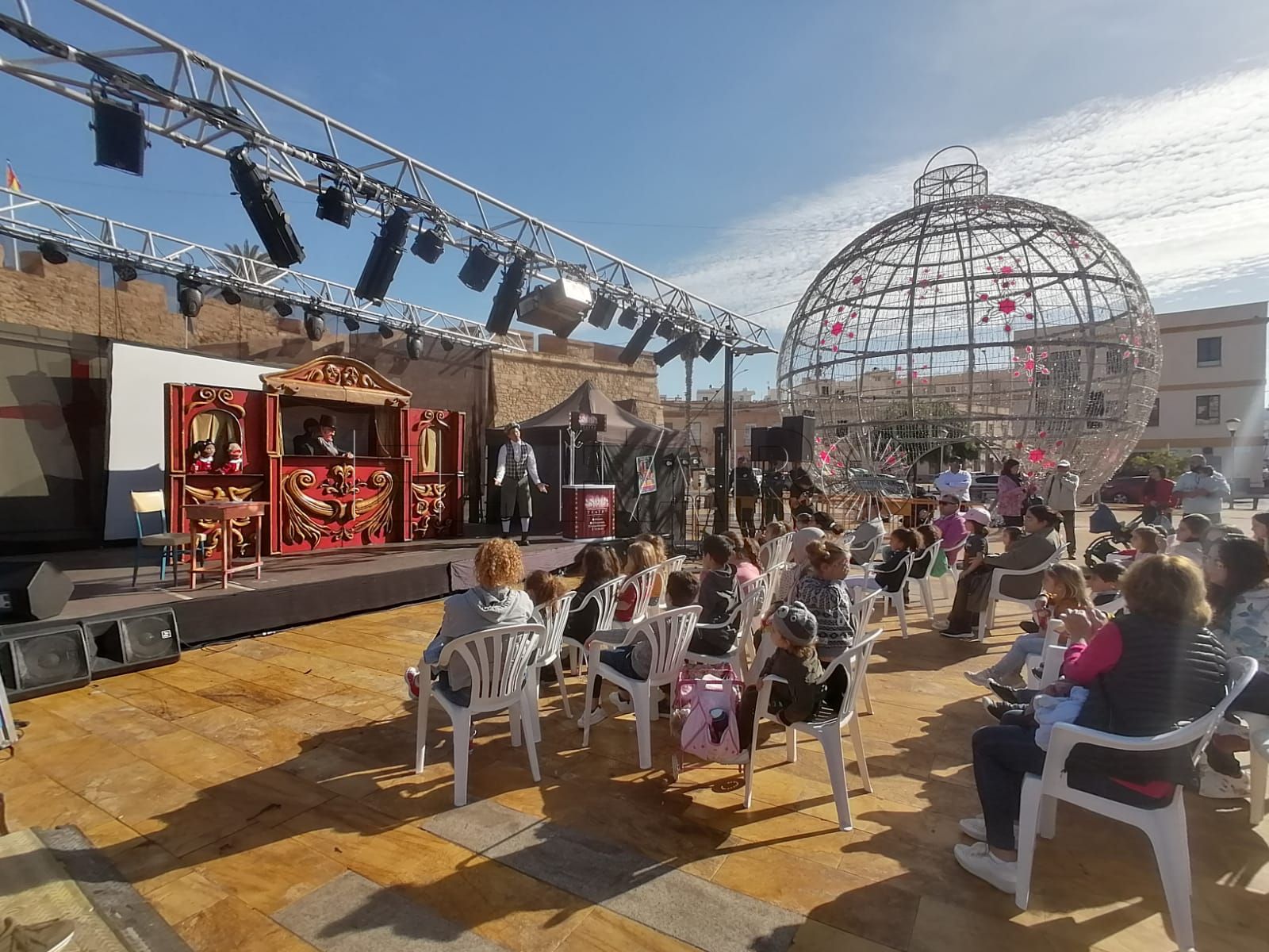 Decenas de familias disfrutan de 'Cuento de Navidad' en la Plaza de las Culturas