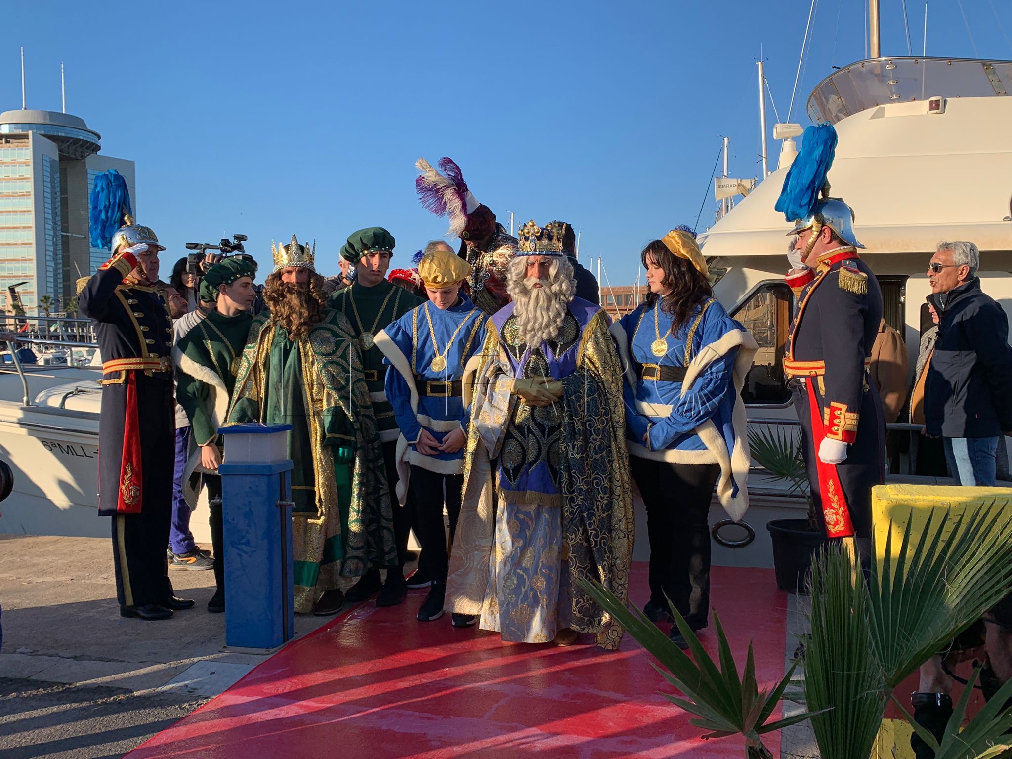 Más de mil personas reciben a los Reyes Magos en el Puerto Noray