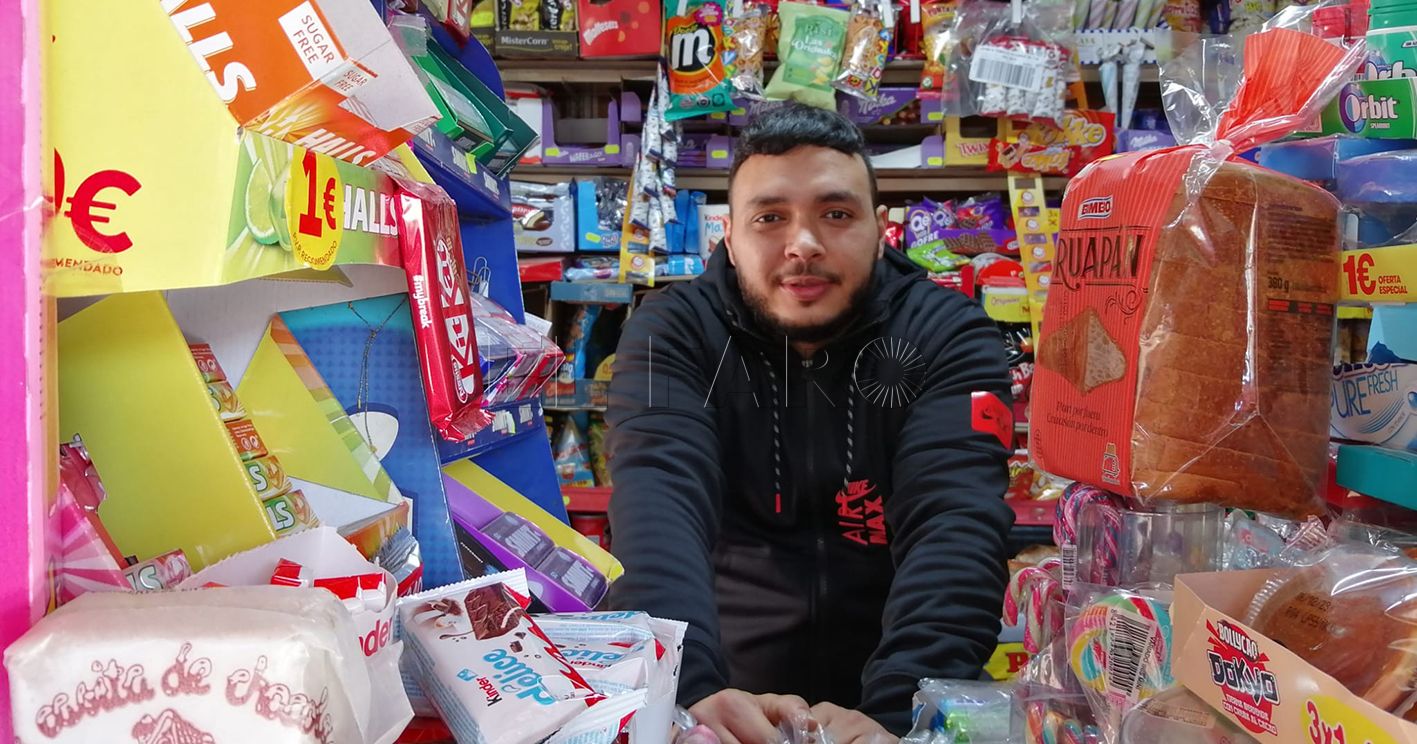 Mohamed: "Algunas personas me piden perchas para colgar la ropa... Tengo un quiosco, no un bazar"