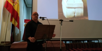 El poeta melillense Fernando Fiestas durante la presentación de su último libro, 'Lecciones de fábulas'.