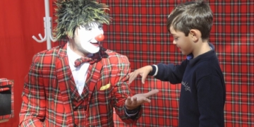 Los pequeños salían encantados con los trucos de magia que se hacían en el show.