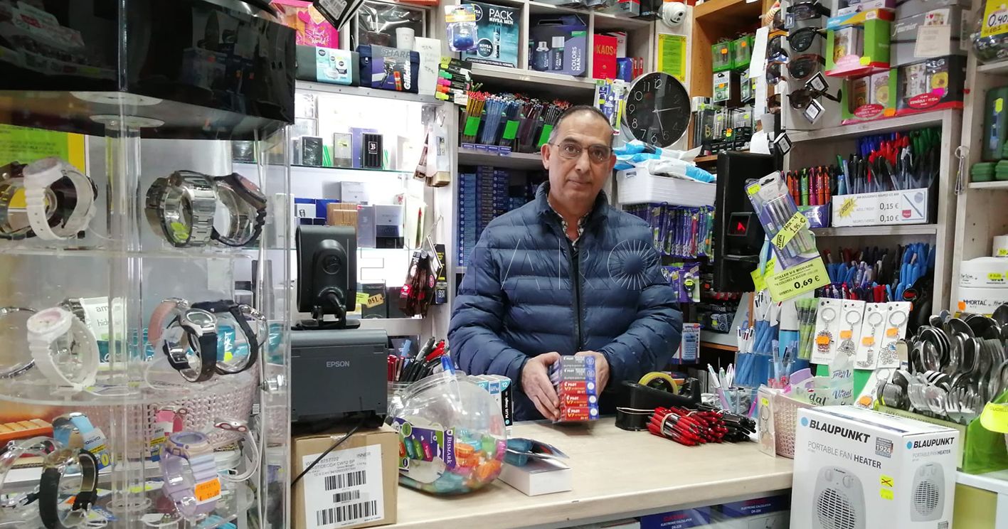 Los comerciantes del Rastro presentan unas 50 firmas para pedir que se agilicen las obras en la calle García Cabrelles