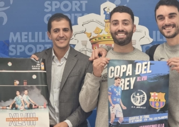 Rachid Bussian, consejero de Deportes de la CAM, junto al técnico Salim Abdelkader y los jugadores Mika Tahiri y Juan Martin Riganti.