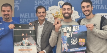 Rachid Bussian, consejero de Deportes de la CAM, junto al técnico Salim Abdelkader y los jugadores Mika Tahiri y Juan Martin Riganti.