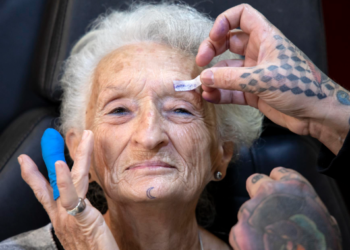 Una melillense se hace su primer tatuaje a los 78 años